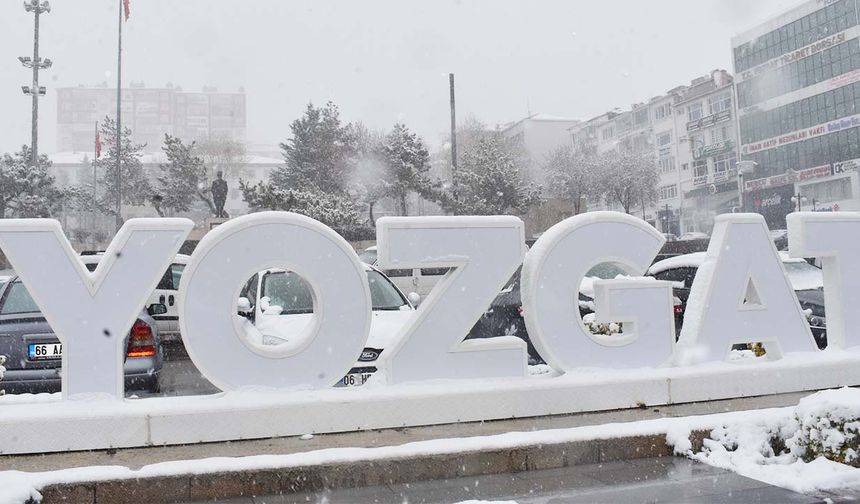 Yoğun kar yağışı nedeniyle trafikte zaman zaman aksamalar yaşansa da, kentteki manzara görsel bir şölen sundu.