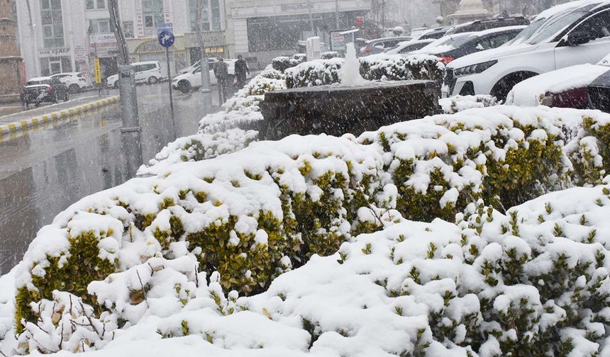 Sürücüler, öğlen saatlerinden itibaren araçlarının üzerini kaplayan karları temizleyerek trafikte ilerlemeye çalıştı. 