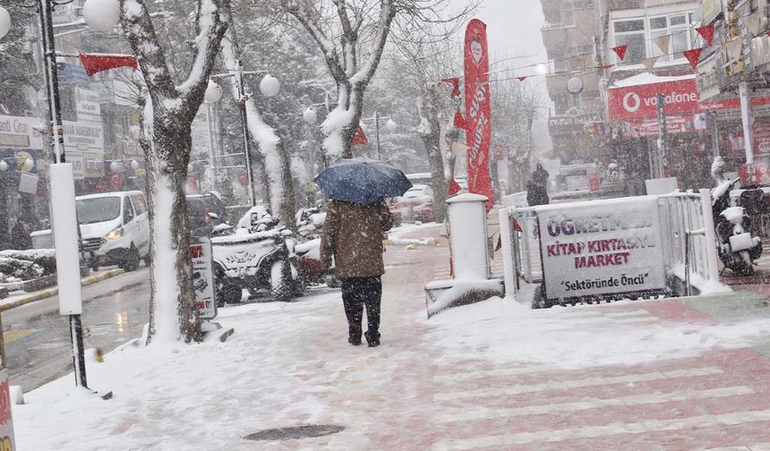 Kent merkezinde ve yüksek kesimlerde etkili olan kar yağışı, çatılar, yollar ve araçların üzerini karla kapladı.