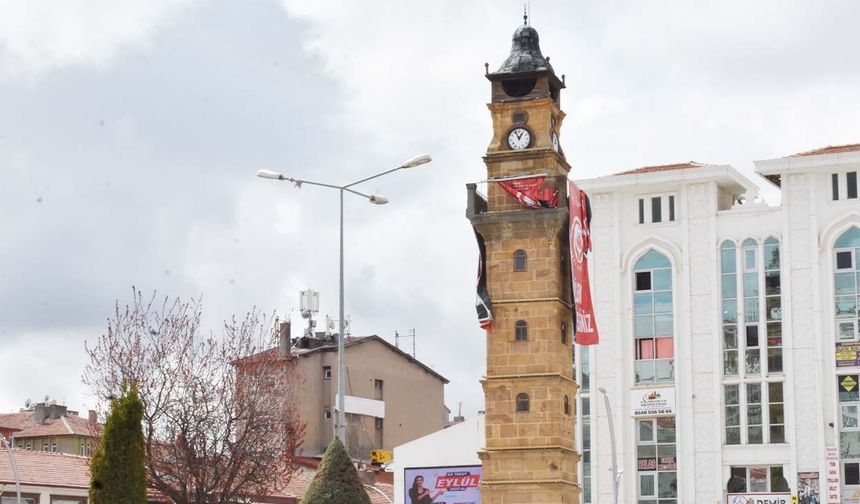 Yozgatlılar, bu meydanda giden zamanı düşünmeden, birbirleriyle sohbet edip sağdan sola atılan voltalarla hem geçmişin izlerini hem de günün getirdiği huzuru paylaşıyorlar. Saat Kulesi’nin 117 yıldır duran ibresi, bir yandan zamanı gösterse de bir yandan da geriye doğru iz bırakmadan ilerleyen günlerin, yılların, yılların getirdiği acı tatlı hatıraların şerhini düşüyor.