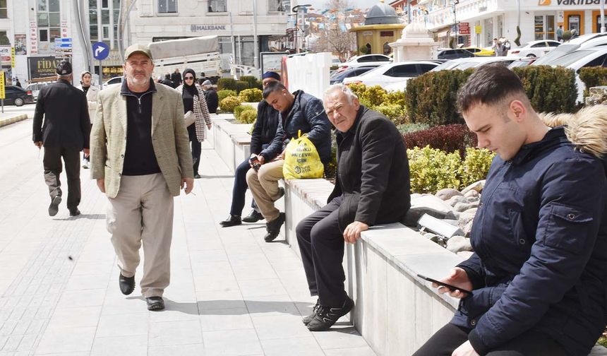 Cumhuriyet Meydanı’nda toplanan Yozgatlılar, her geçen gün aramızdan sessizce ayrılanlar için anılarla, hüzünle ve sevgiyle dolu bir yaşam sürdürüyor. Zamanın insana öğrettiklerini, bu tarihi kule ile özdeşleşmiş bir yaşam felsefesi olarak kabul ediyorlar. Gerçekten de her geçen gün, anıların ve hatıraların, tarihi kule gibi, Yozgat halkı için ebedi bir şekilde zamanla birlikte yaşaması sağlanıyor.