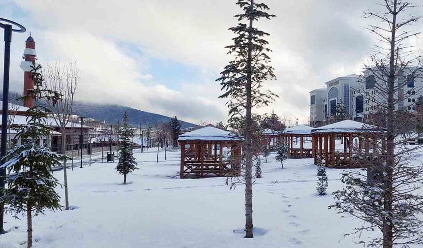 Meteorolojiden Kritik Uyarı:
Uzmanlar don olaylarına karşı vatandaşları dikkatli olmaya çağırdı. Özellikle meyve ağaçlarının zarar görmemesi için tedbir alınması gerektiği belirtiliyor.