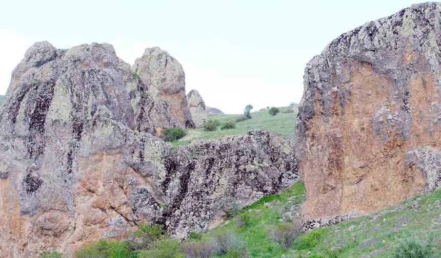 El değmemiş doğal yapısı, endemik bitki türleri, rengârenk laleleri, kuş sesleriyle bezenmiş atmosferi ve efsaneleriyle bu bölge, hem doğaseverlerin hem de fotoğrafçıların uğrak noktası hâline geliyor.