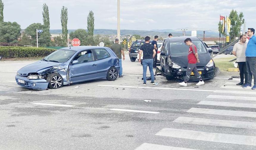 Komşuda 2 Araç Çarpıştı! Yaralılar Hastaneye Sevk Edildi!