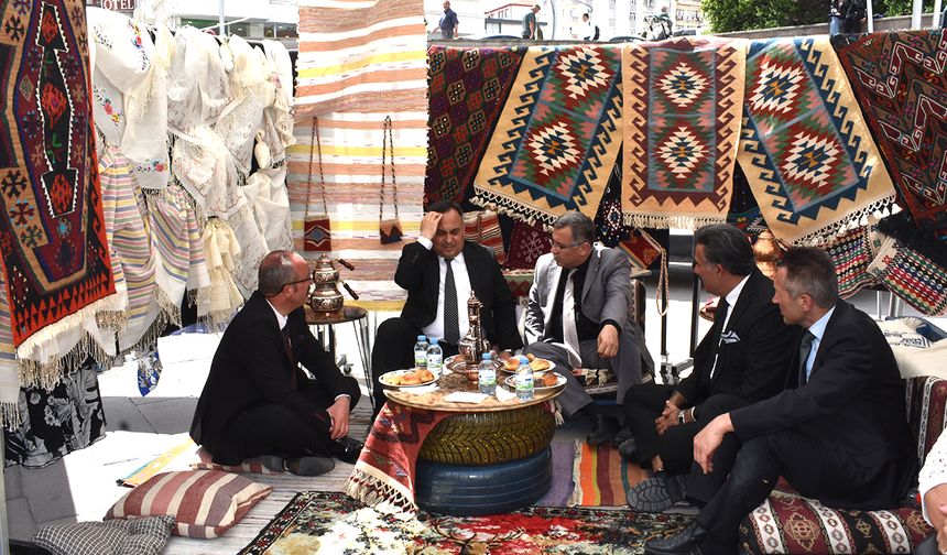 Serginin açılış konuşmasını yapan Halk Eğitim Merkezi Müdürü Ali Aydın, bu yıl 11 bin kursiyere ulaştıklarını belirterek şunları söyledi: “Sergimizi bu yıl çarşı merkezine taşıyarak daha fazla vatandaşımıza ulaşmayı hedefledik. Bir hafta boyunca sürecek olan etkinliklerimizde çeşitli atölyeler, gösteriler ve konserler yer alacak. Özellikle Perşembe günü müzik kursumuzun öğrencileri mini bir konser verecek.”