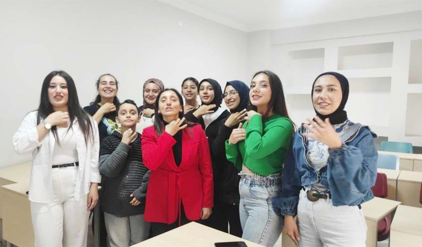 İşaret Diliyle Engelleri Aşıyorlar