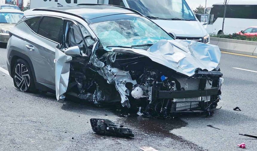 Kontrolden çıkan otomobil otobüs durağına daldı: 2 ağır yaralı