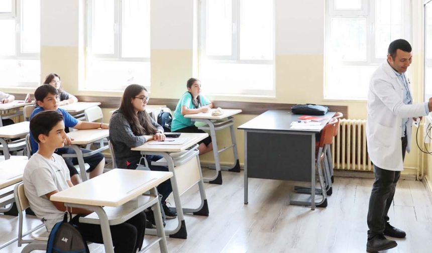 Yozgat'ta da öğrenciler bu sorunun cevabını arıyor. 9 Haziran Okullar Açık mı? Kurban Bayramı Tatili Ne Zaman Bitiyor?