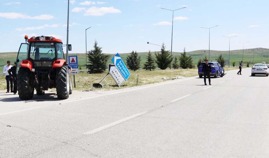 Yozgat’ta Otomobil Traktöre Çarptı!