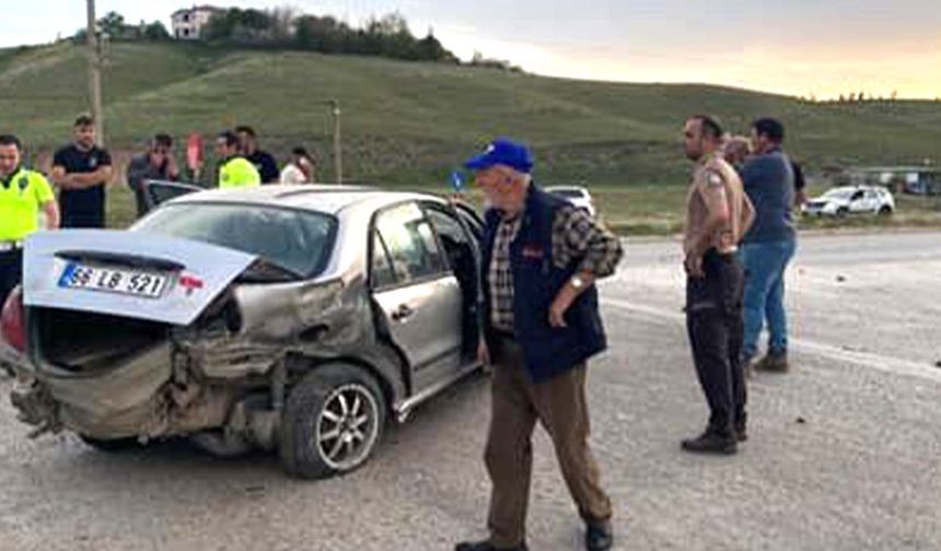 2 Araç Kafa Kafaya Çarpıştı