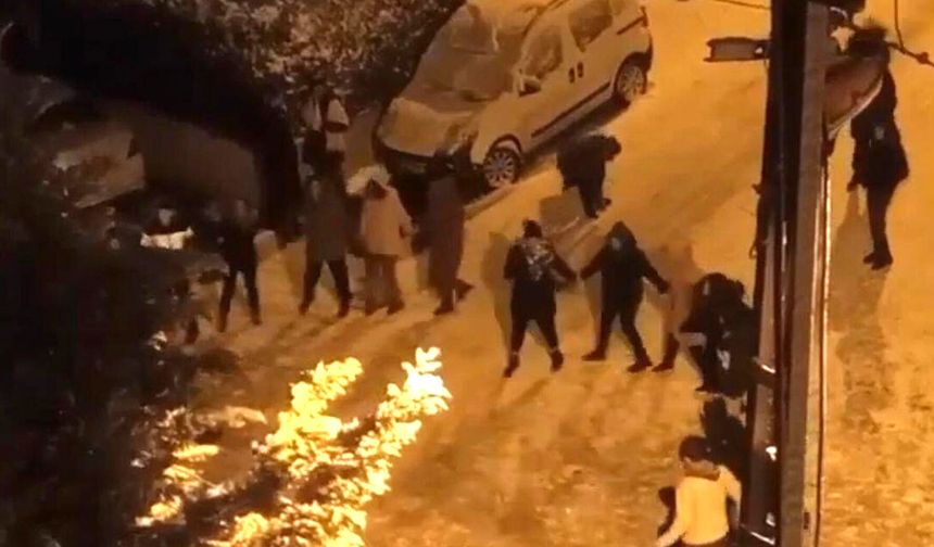 Başkentliler kar yağışını halay çekerek karşıladı