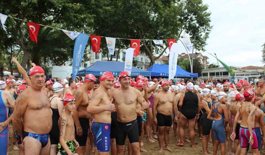 İzmit Körfezi’nde Rekor Kulaçlar: 343 Yüzücü 2.600 Metreyi Aynı Anda Yüzdü