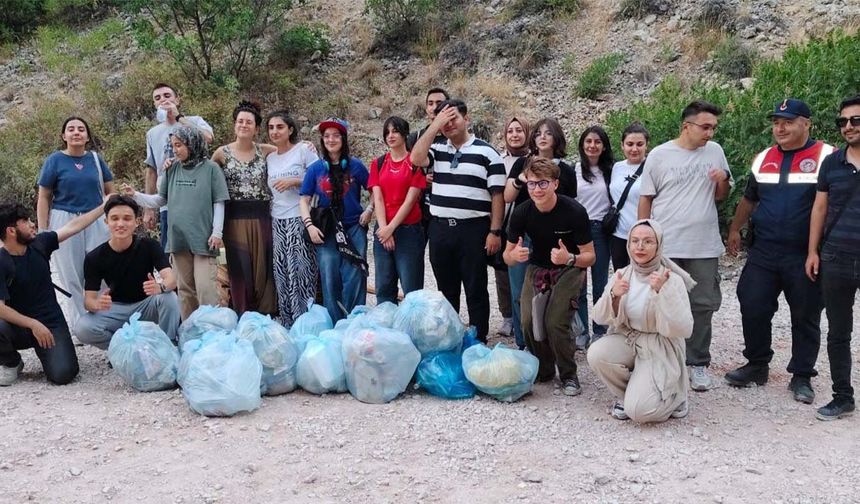Gençler ve Jandarma El Ele