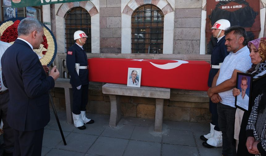 Askeri törenle toprağa verildi