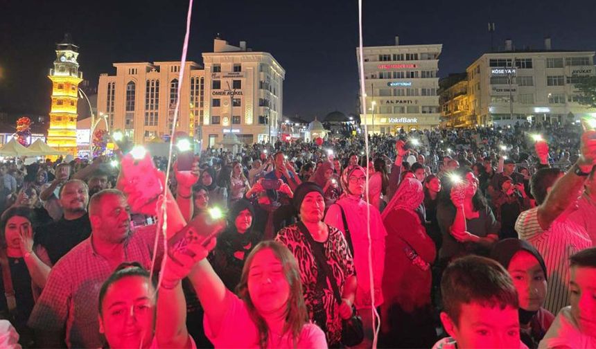 Meydanlar Doldu Taştı