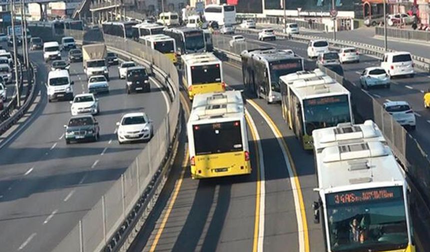 İstanbul’da metrobüs arızası hayatı felç etti