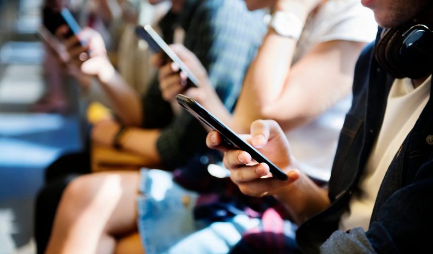 İki Yüzlü İnsanlara Sözler: Kapak Gibi Mesajlarla Gerçek Yüzleri Ortaya Çıkarın