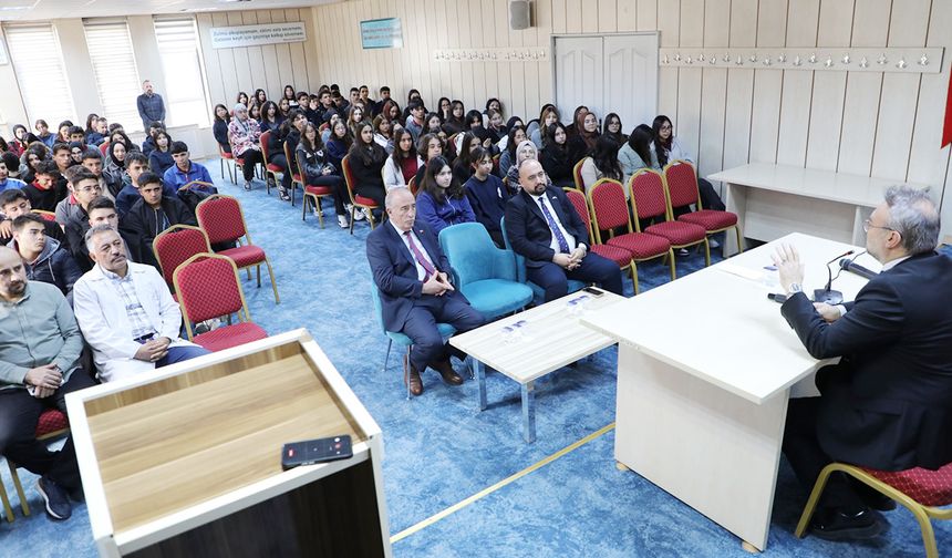 Yozgat Bozok Üniversitesi Rektör Prof. Dr. Evren Yaşar Kariyer Günleri Etkinliğinde Öğrencilerle Buluştu