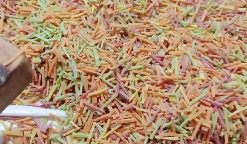 Çekoop’tan rengarenk ve doğal üretim: Sebzeli erişteler yoğun ilgi görüyor