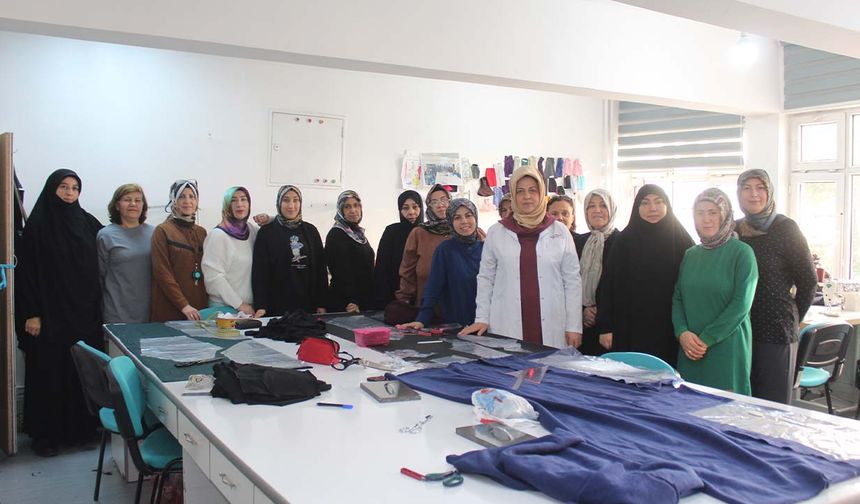 Yozgat’ta Kadınlar Hem Öğreniyor Hem Kazanıyor: Giyim Kursları Dolup Taşıyor!
