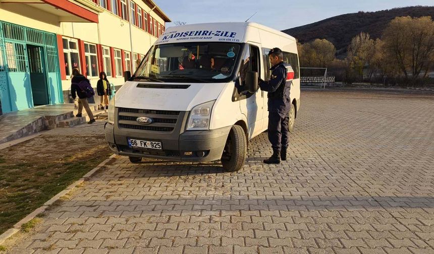 Kadışehri Jandarmasından Okul Servis Araçlarına Sıkı Denetim