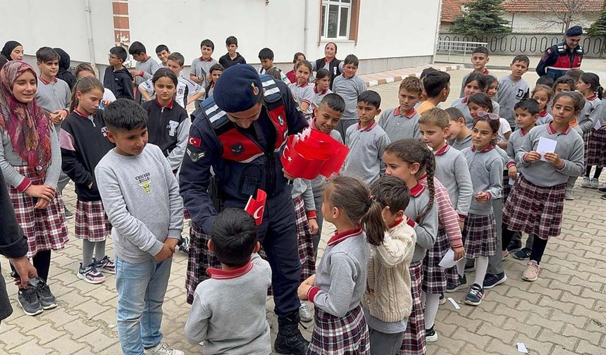 Yozgat’ta Minik Yüreklerde Bayrak Sevgisi: Jandarmadan Anlamlı Hediye!