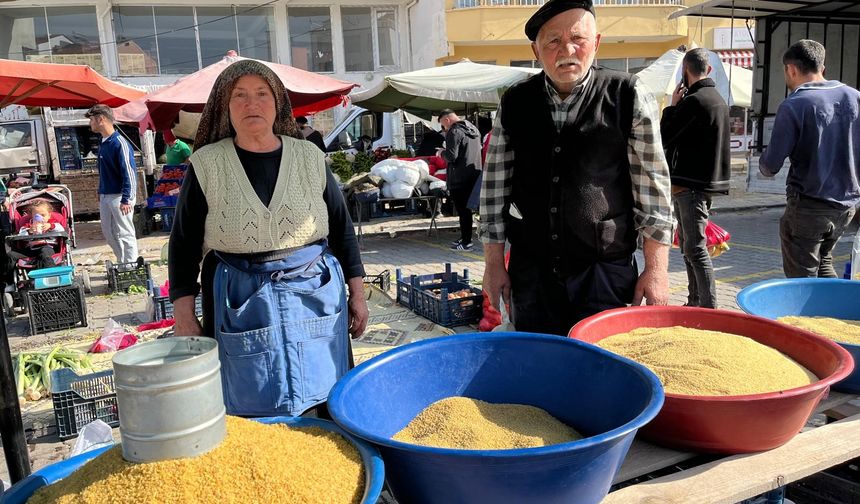 Yozgat Çekerekli Çift Pazarcılıkla Geçimini Sağlıyor