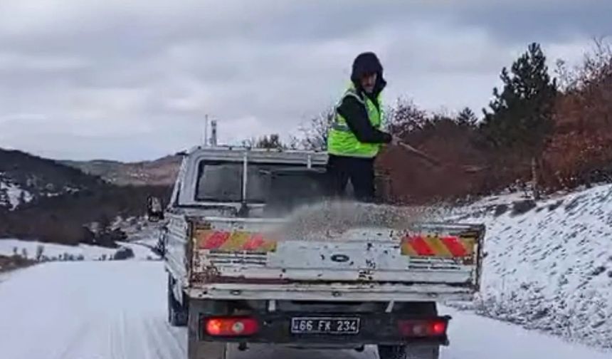 Yozgat’ta Köy Yollarında Tuzlama Çalışmaları Aralıksız Sürüyor