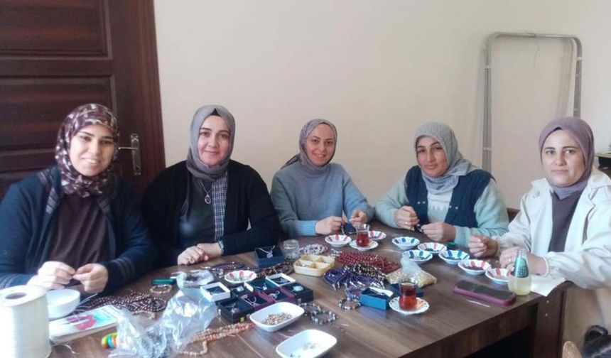 Aydıncık’ın Üretken Kadınları Taşları Sanata Dönüştürüyor