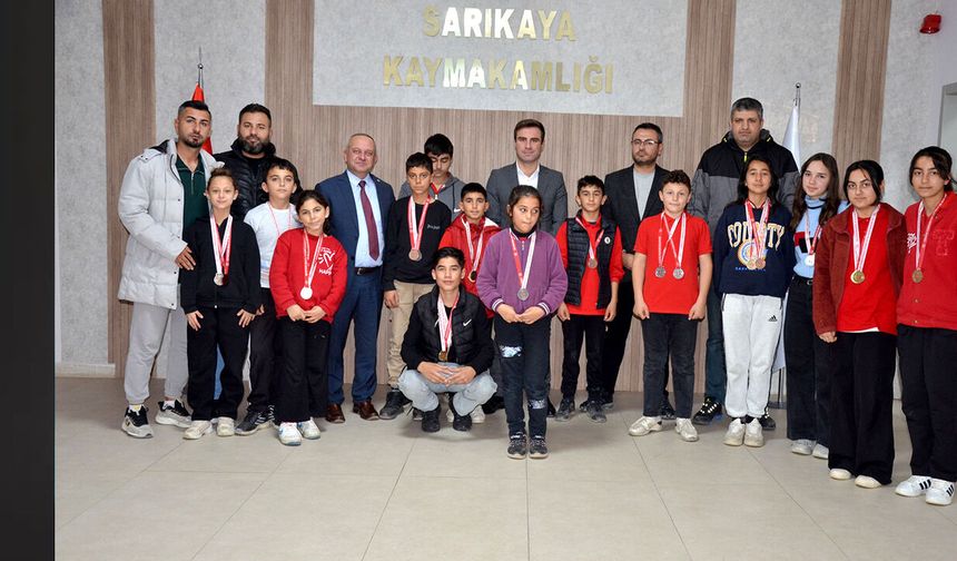 Sarıkayalı Öğrencilerden Bilek Güreşinde Büyük Başarı: Kaymakam Demirkıran’a Ziyaret