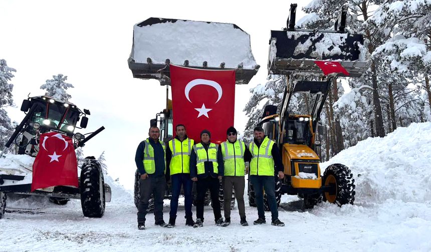 Akdağmadeni'nde Son Köy Yolu Açıldı: Türk Bayrağıyla Anlamlı Mesaj verildi