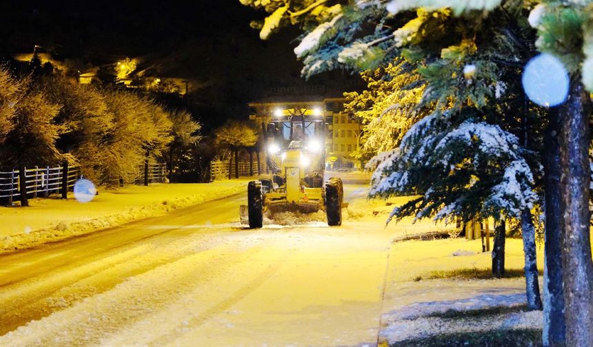 Akdağmadeni’nde Karla Mücadele Aralıksız Sürüyor: Ekipler 7/24 Sahada