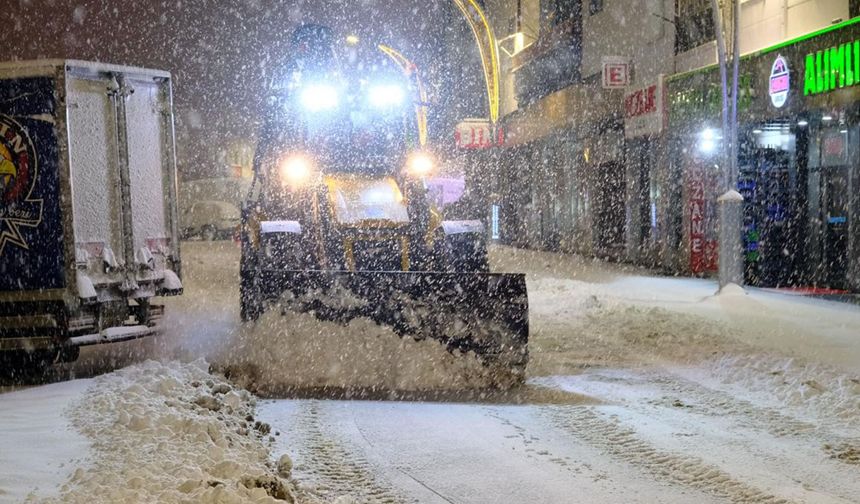 Akdağmadeni Belediyesi Ekipleri Kar Mesaisini Aralıksız Sürdürüyor