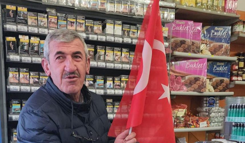 Bayrak Dağıtımıyla Tepki Gösterdiler