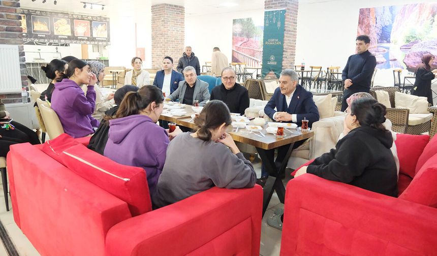 Yozgat Valisi Mehmet Ali Özkan, GSB Kınalı Hasan Kız Yurdu’nda Öğrencilerle İftarda Buluştu