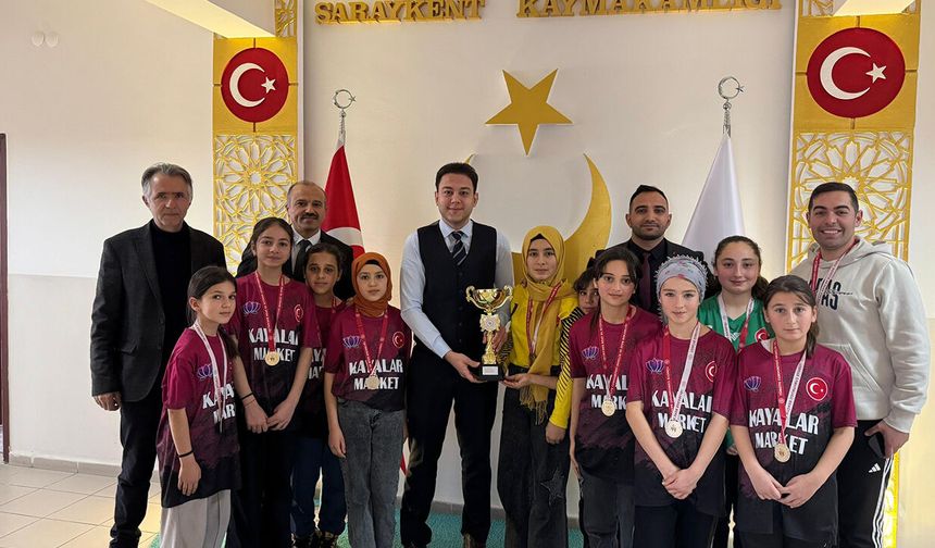 Saraykent Çiçekli Ortaokulu Hentbolda Üst Üste İl Şampiyonu