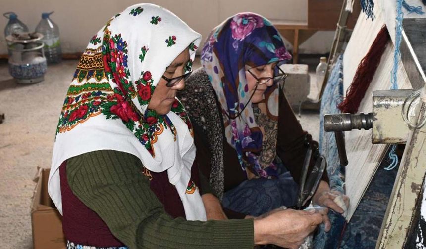 El Emeği Göz Nuru: Yozgat’ta Kırgız Kadınları Kültürlerini Halıya Dokuyor