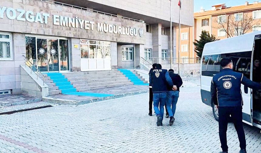 Küçücük arabaya doluşmuşlar!