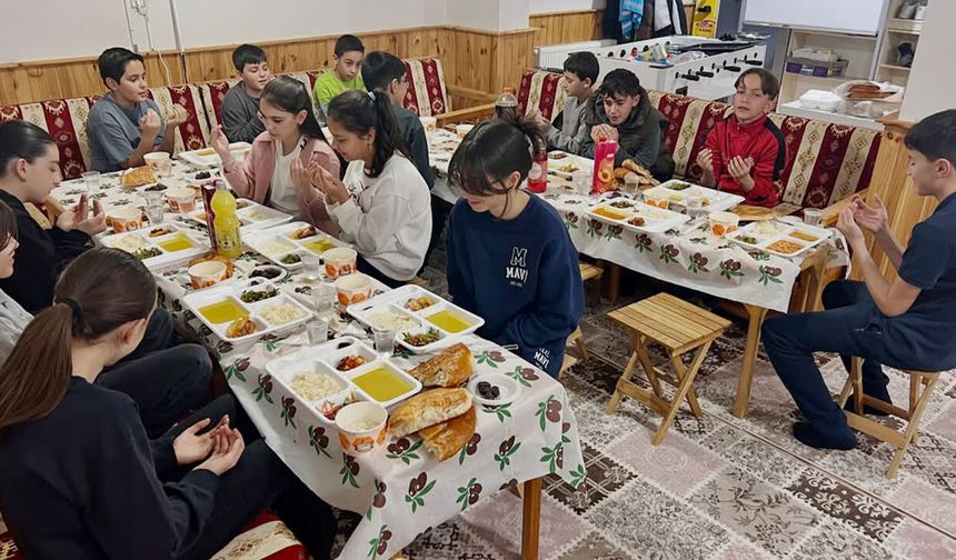 Şefaatli’de Öğrencilere Gençlik Merkezinde Anlamlı İftar