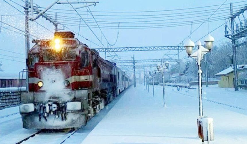 Kar Altında Sessiz Bir Nöbet: Yenifakılı Tren İstasyonu’ndan Kış Manzarası