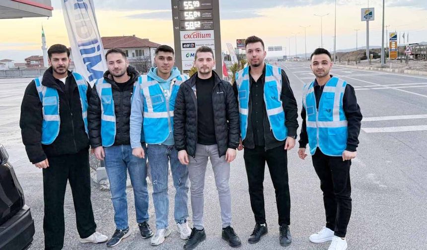 Yerköy’de “İftara 5 Kala” Dayanışması: AK Parti Gençlik Kolları E-88 Karayolunda sürücülere iftar ikramı yaptı