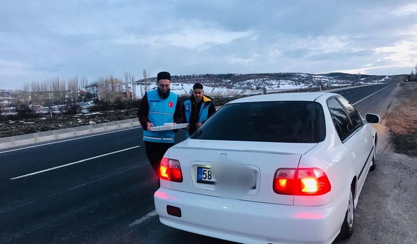 Akdağmadeni’nde Yolda Kalan Vatandaşlara İftar Yardımı