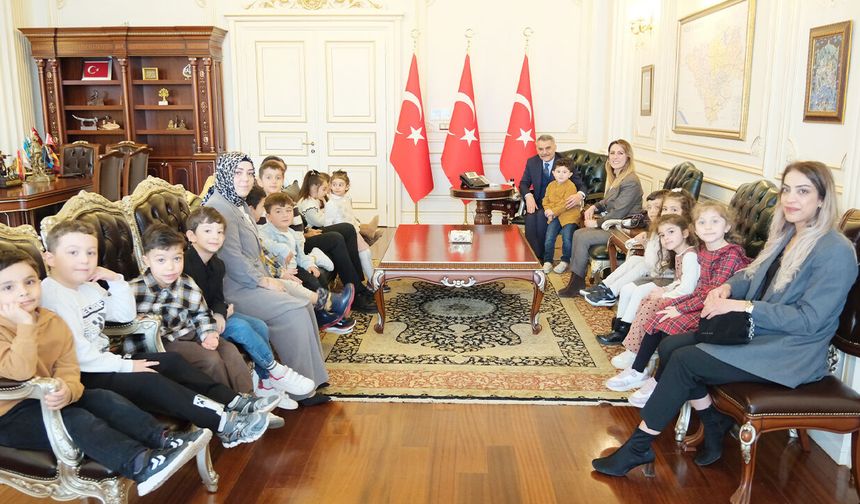 Bayram şekerleri valilik makamında