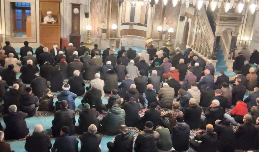 Namaz Sonrası Bayramlaştılar