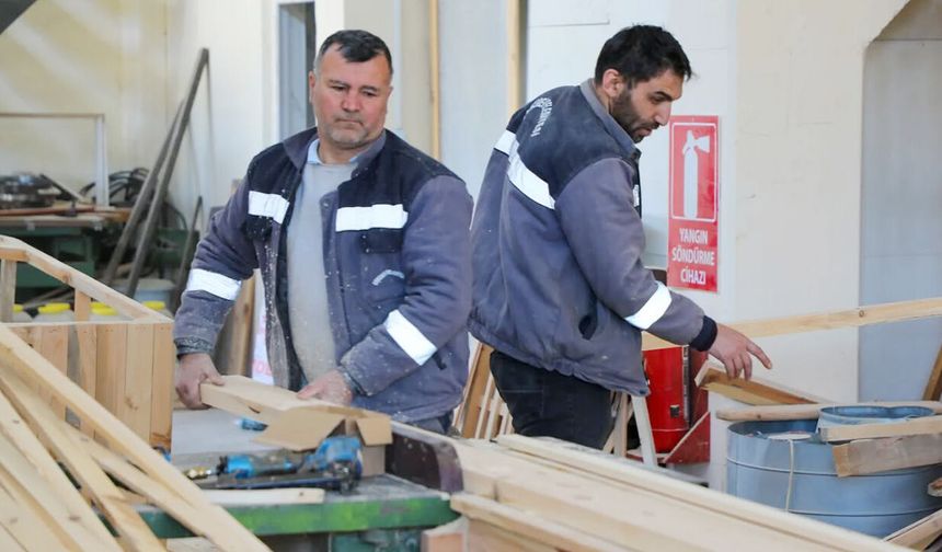Çekerek Belediyesi Ahşap Atölyesiyle Parklarda Yenilik ve Konforu Birleştiriyor