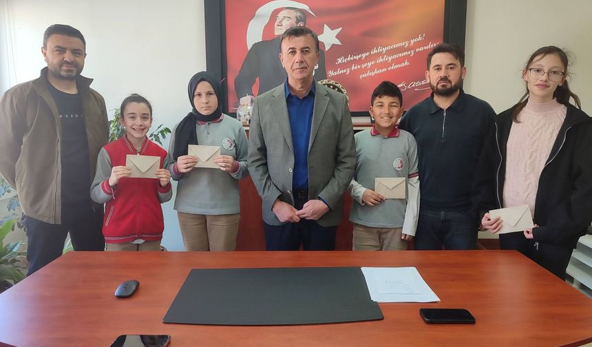 Kadışehri Belediye Başkanı Davut Karadavut’tan Siyer-i Nebi Yarışmasında Dereceye Giren Öğrencilere Ödüllendirdi