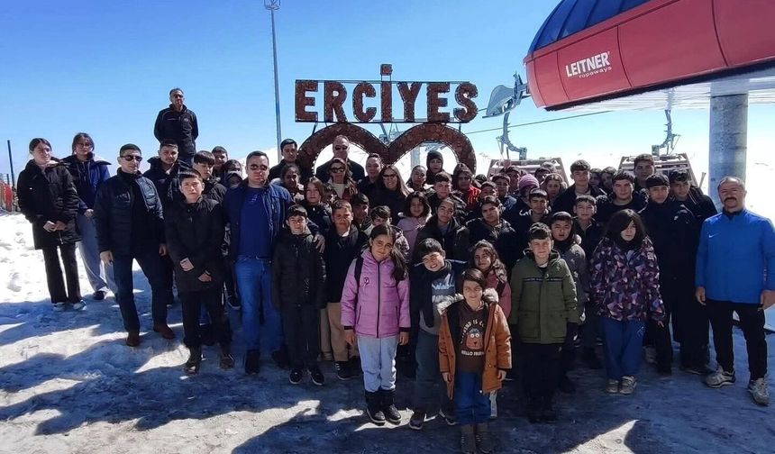 Çayıralanlı Öğrenciler Erciyes’te Kayakla Tanıştı: Zirvede Unutulmaz Bir Gün