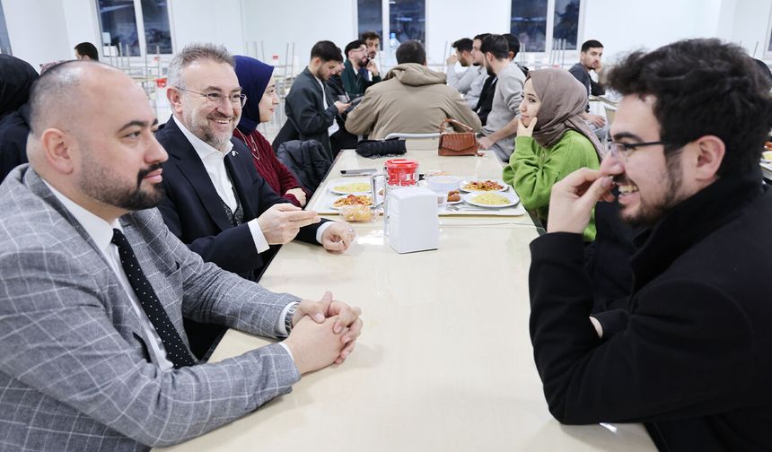 Aynı sofrada bir arada..