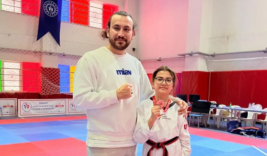 Çekerek Atatürk Ortaokulu’ndan Taekwondo Başarısı: Asya Akın İl İkincisi Oldu