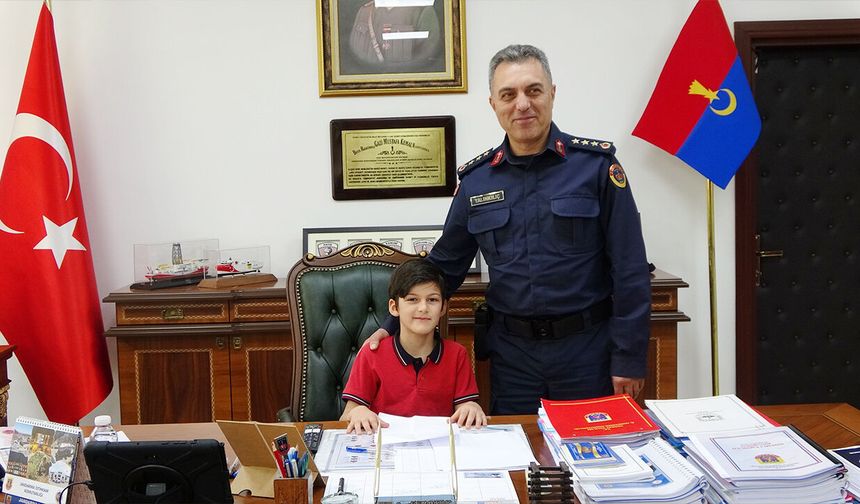 Jandarma koltuğu miniklere bıraktı